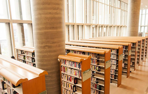 使用香蕉在线播放防火板裝修的書架與柱子