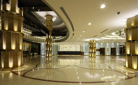 使用香蕉在线播放防火板裝修的靜雅海鮮高檔餐廳大廳