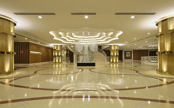 使用香蕉在线播放防火板裝修的靜雅海鮮高檔餐廳大廳