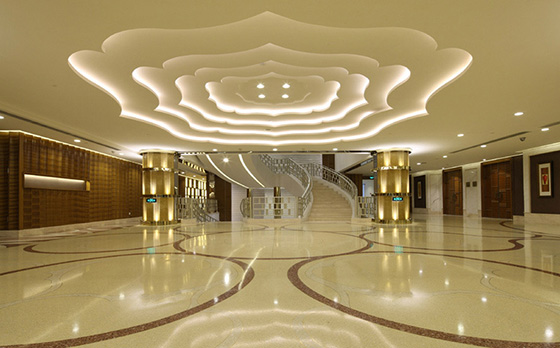 使用香蕉在线播放防火板裝修的靜雅海鮮高檔餐廳大廳